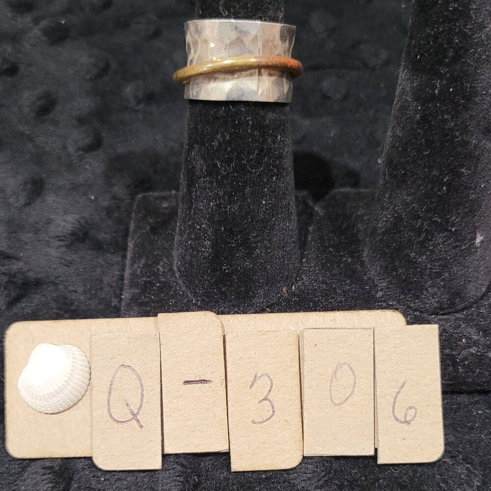 #Q306 925 Mexico Sterling Silver Hammered Ring with Gold tone  Size 8.5 ring